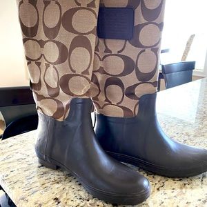 Coach boots with classic logo pattern